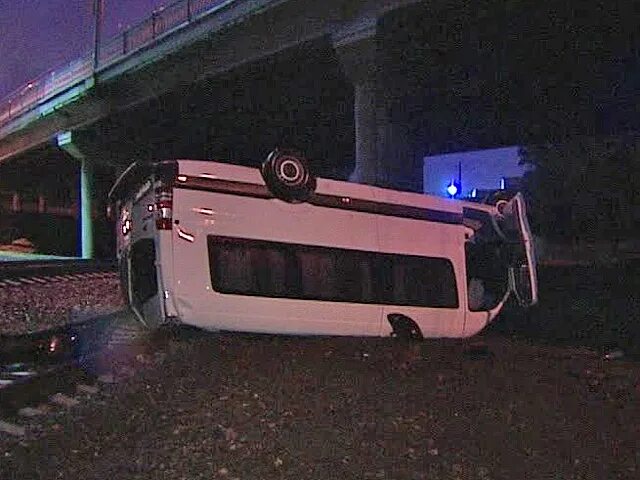Автобус какого маршрута упал в мойку. Маршрутка упала с моста. авария автобуса с машиной на мосту. микроавтобус москва. мерседес спринтер упал с горы.