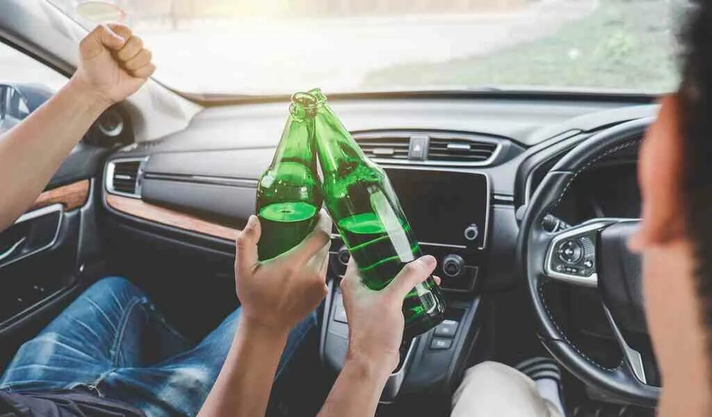 Энергетики за рулем. Энергетики россии напитки. Пить энергетики за рулем. Питьё энергетика за рулём. Можно ли пить энергетики за рулем.