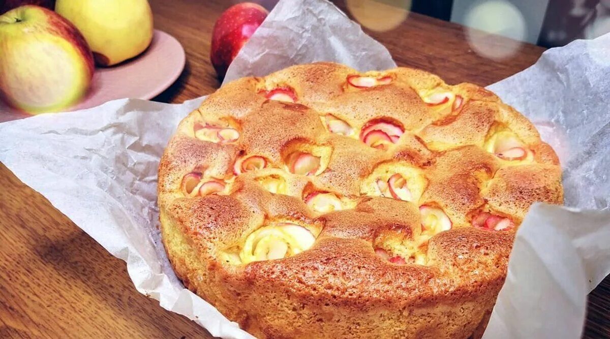 Рецепт яблочного пирога в духовке. Торт шарлотка. Шарлотка с яблоками классический. Шарлотка с яблоками в духовке. Шарлотка из яблок в духовке на скорую руку.
