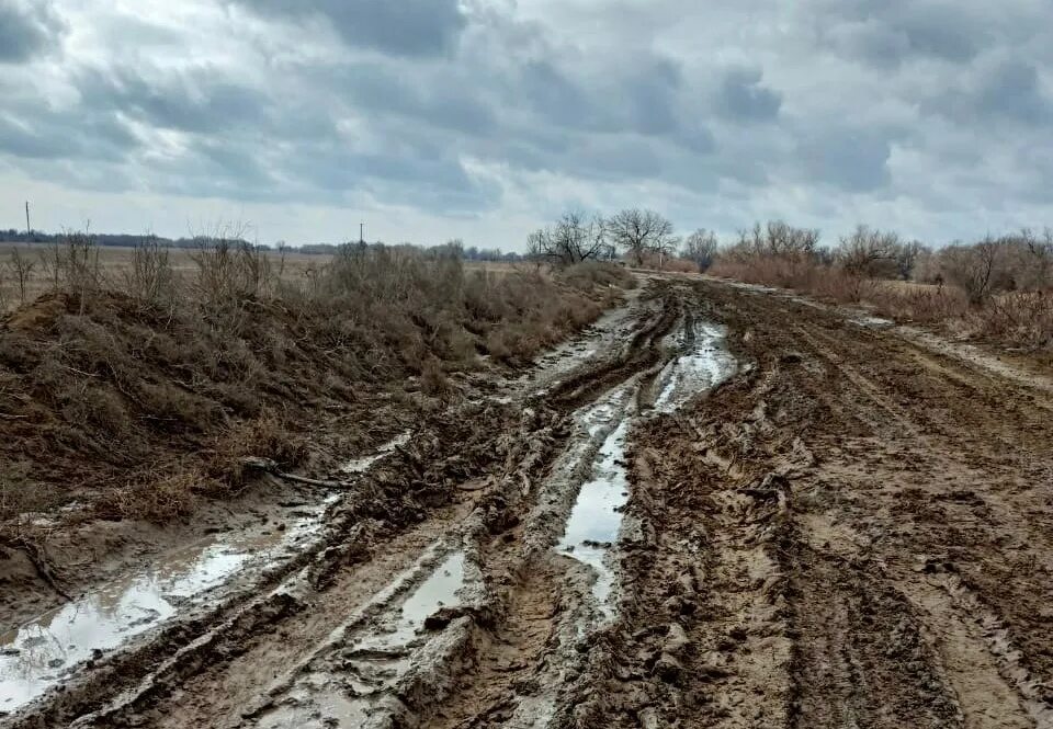 Закрытые дороги в россии. Распутица на дорогах. Весенняя распутица дороги. Размытая дорога. Дорога бездорожье.