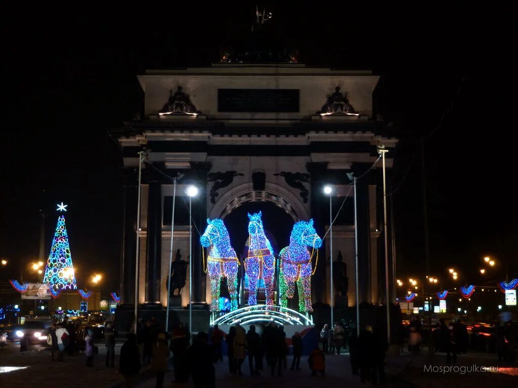 Триумфальная арка в Москве на новый год. Москва 2013 год. Дед Мороз у Триумфальной арки. Москва Новогодняя 2013-2014. Новый год 2013 россии