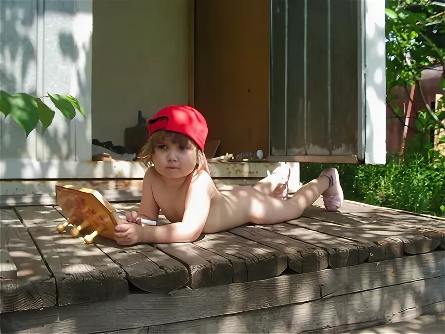 Голопопые. Голенькие малыши на море. Голопопим на даче. Голопопые малыши. Голопопики спят.