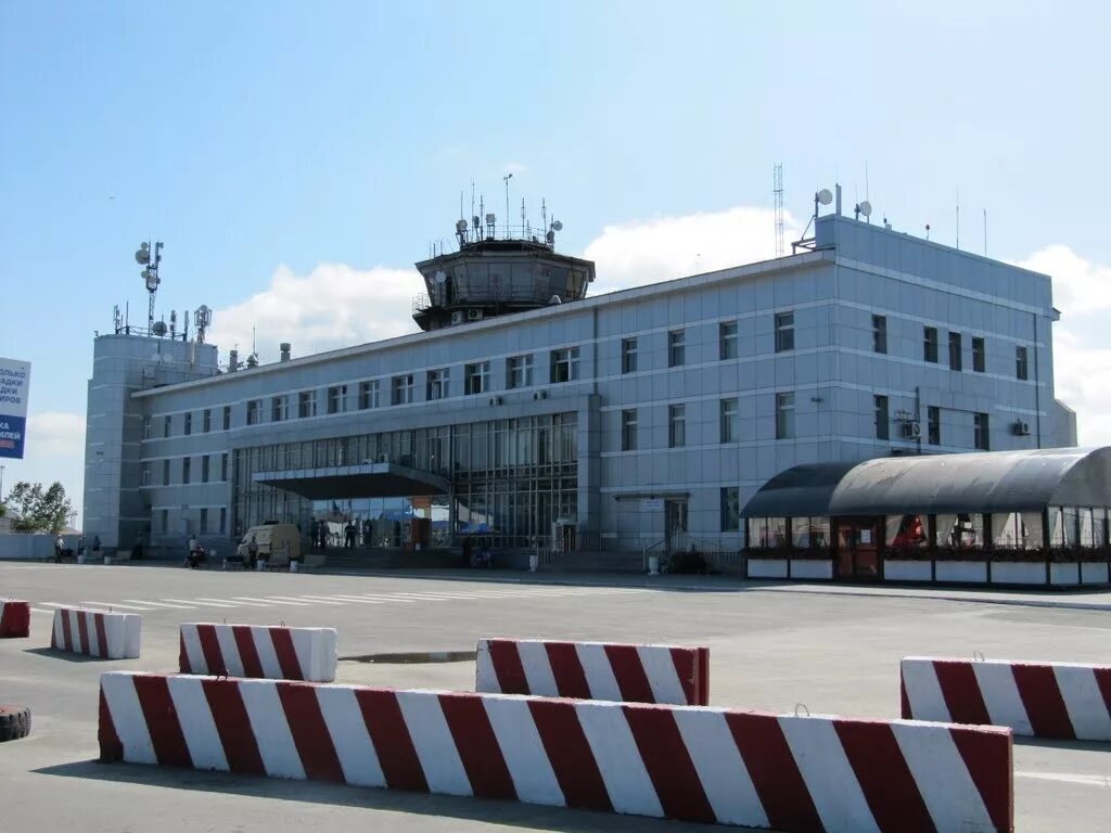 Uus аэропорт. Аэропорт южно-сахалинск. город южно-сахалинск аэропорт. аэродром южно сахалинск. аэровокзал южно-сахалинск.