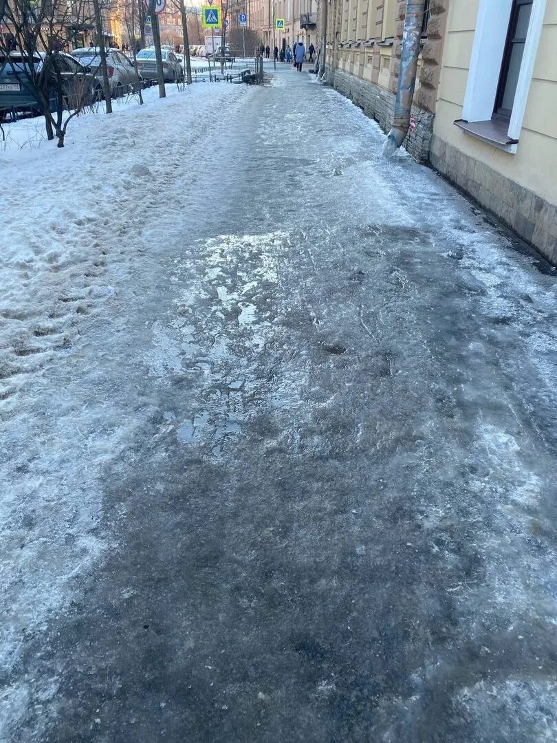 Тротуар быстро высыхал дул теплый западный. Весенняя улица. питер весной. гололед. скользкий тротуар.