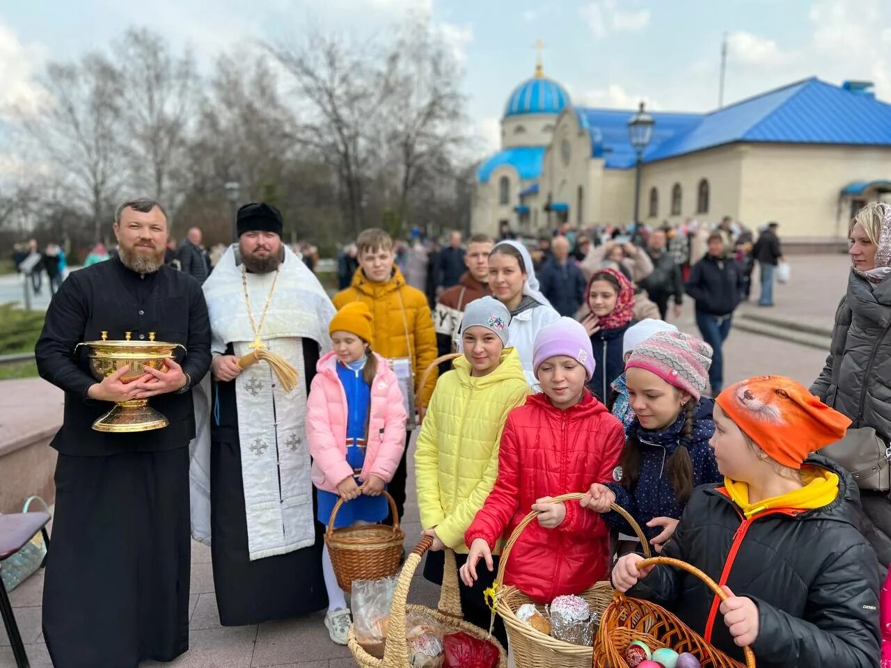 Освящение куличей. Освящение пасок. Освятить кулич. Освящение куличей фото.