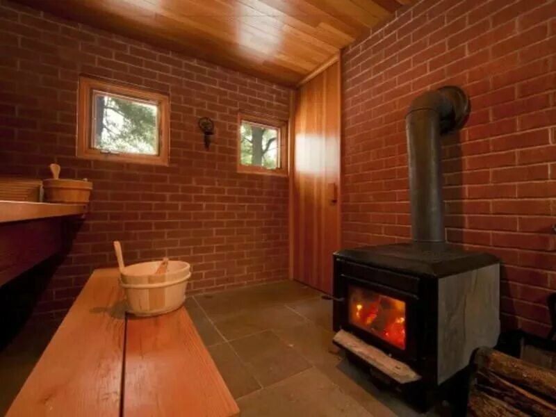 Печка для бани из кирпича. Обкладка банной печи кирпичом. Кирпичная печь для бани прямоточка. Печка для бани из кирпича. Облицовка печи в бане кирпичом.