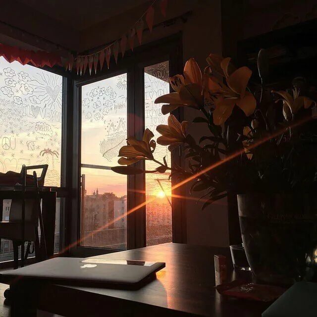 Уютное окно. Вечернее окно. Солнечные лучи в окне. Эстетика комната Солнечный свет. Стекло с улицы не видно
