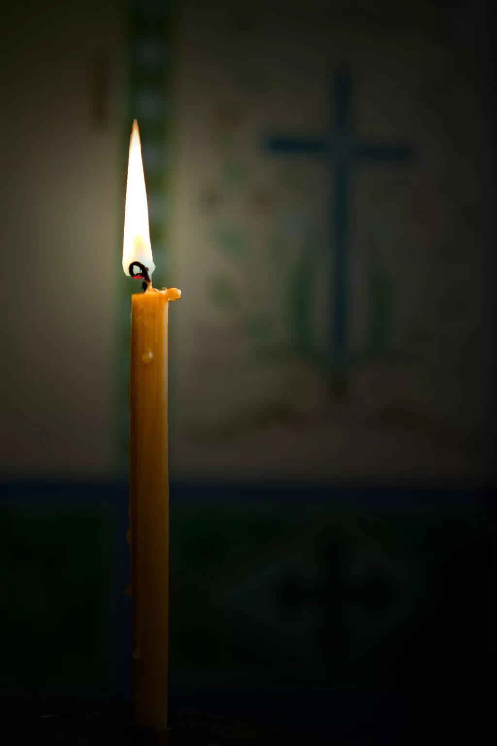 В церкви горят свечи. Свечи в церкви. Горящие свечи в храме. Свечка за упокой. Свеча в церкви за упокой.