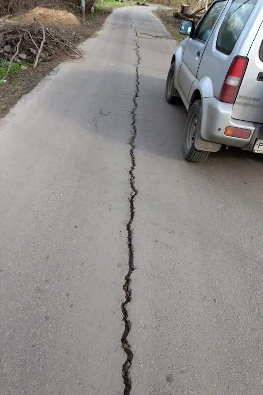Трещины дорожного покрытия. Колейность дорожного покрытия. Трещины на асфальте. Продольные трещины на дороге.