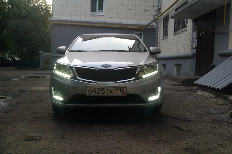 ДХО Kia Rio 3. Ходовые огни Киа Рио 3. Фары ДХО на Kia Rio 3. Ходовые огни Киа Рио 2012.