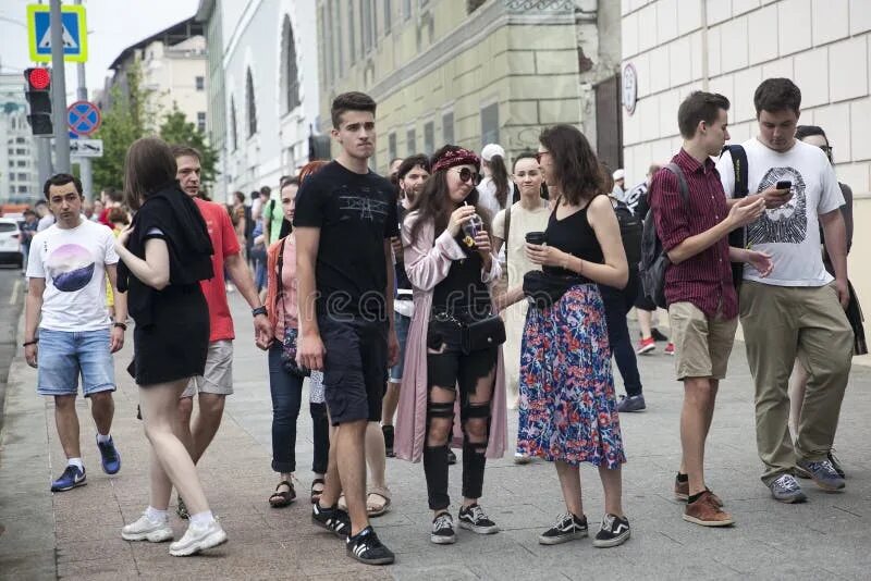 В чем сейчас ходят люди. В чем ходят в Москве. В чем сейчас ходят в Москве. В чем ходят люди в Москве сейчас. Как сейчас одеты люди в Москве.