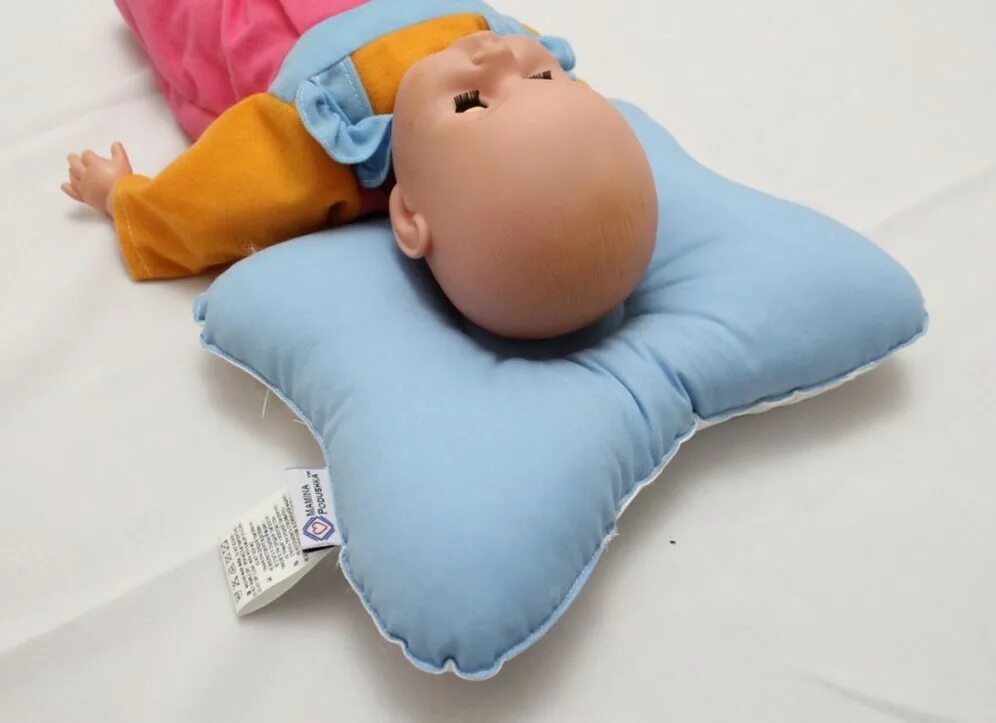 Подушка новорожденному с какого возраста. Подушка для младенцев. Ортопедическая подушка для новорожденного. Детские ортопедические подушки для новорожденных. Подушка для малыша до года.