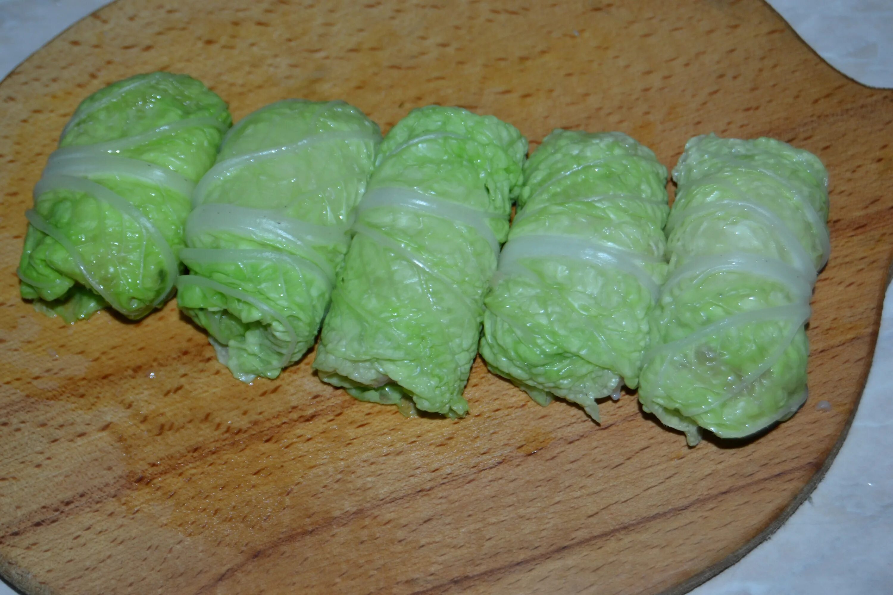 Голубцы по китайски. Китайские голубцы. Голубцы из пекинской капусты с фаршем и рисом. Голубцы с пекинской капустой. Голубцы.