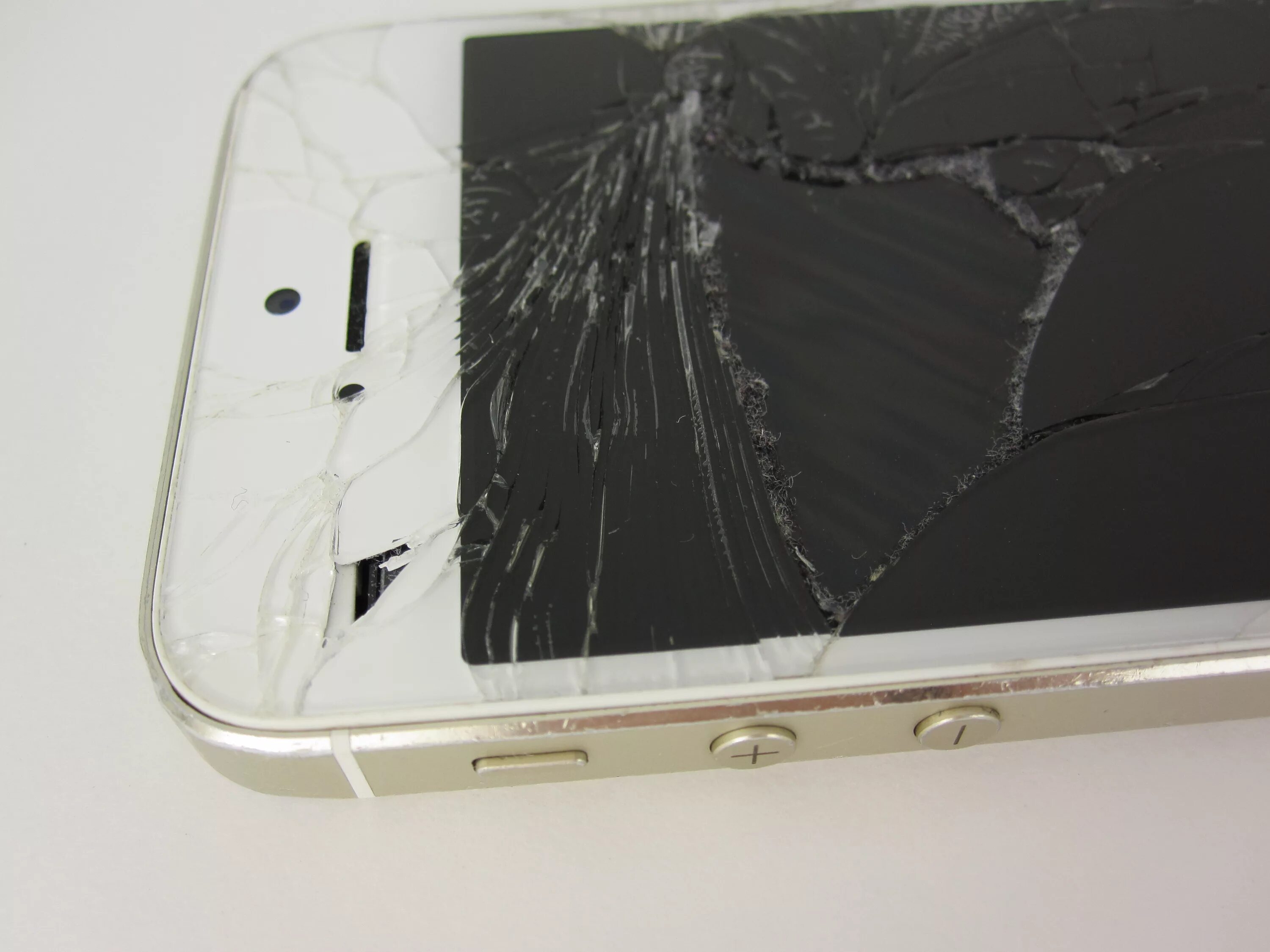 Iphone 5s разбитый. Разбитый айфон 5. Iphone Glass Repair. Сломанное стекло айфона.