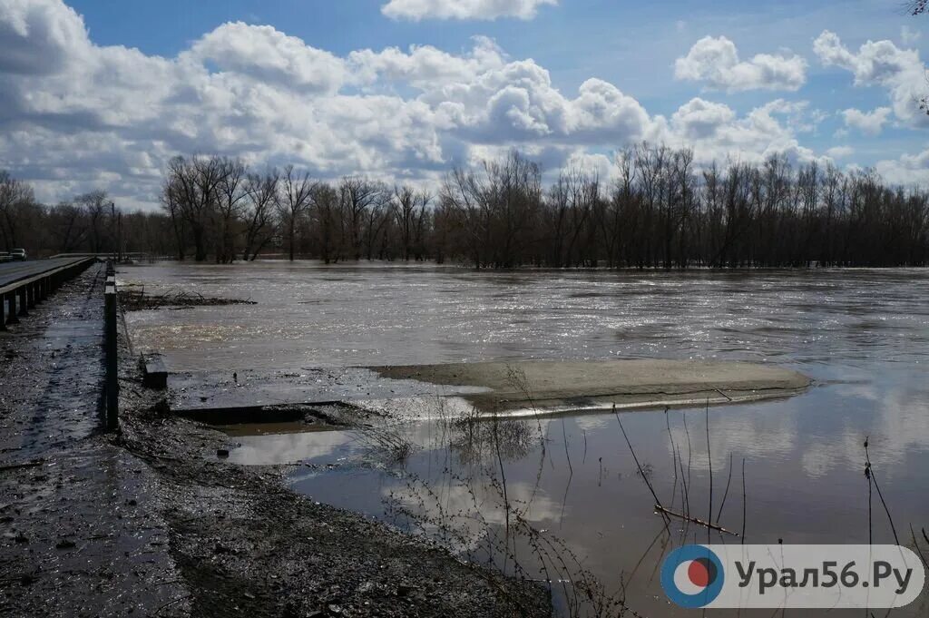 Орск ру паводок. Паводок в Оренбурге Урал. Река Самара Бузулук паводок. Половодье на реке Урал. Паводок в Орске.