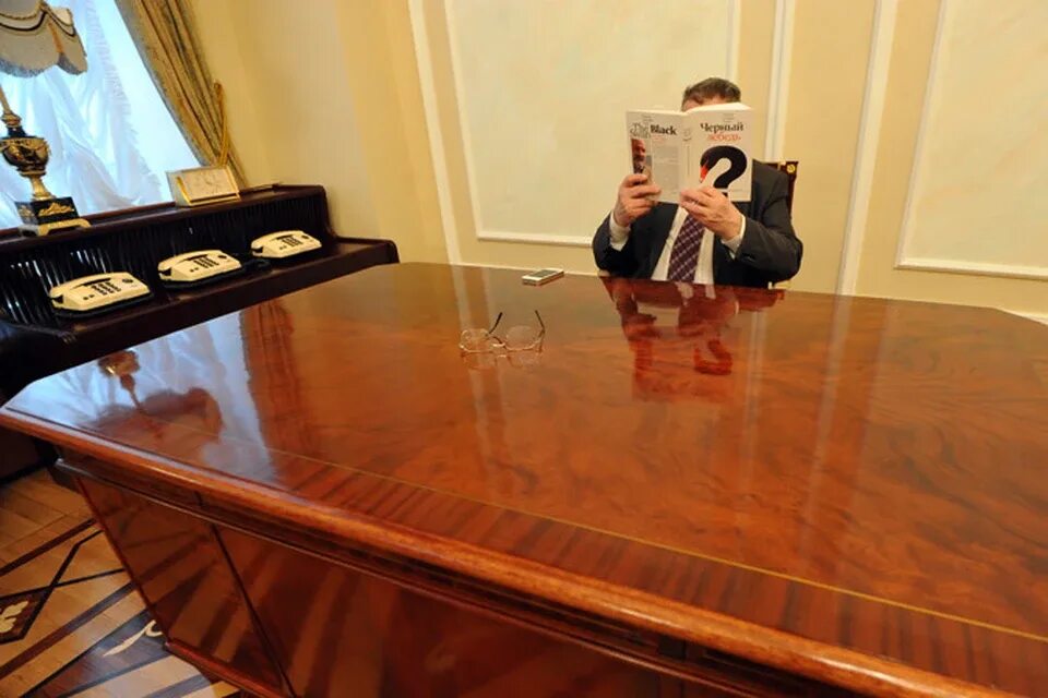 Барак обама в овальном кабинете. Кабинет чиновника. Кабинет министров. Кабинет президента. Трамп и обама в овальном кабинете.