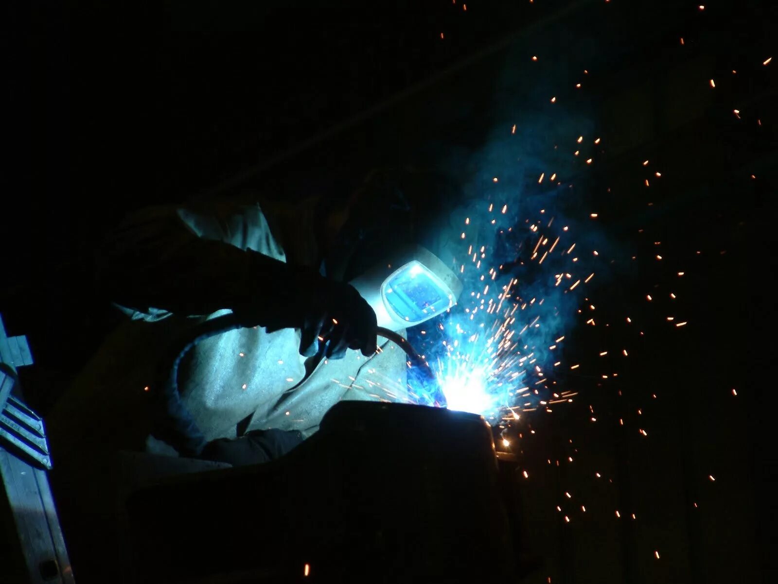 сварщик ночь. сварка ночью. сварка паропровода. сварщики газопровода. сварщик на заводе.