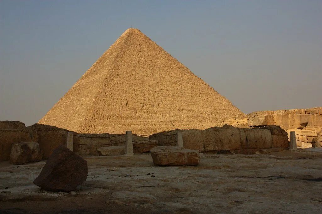 Древний египет строительство пирамиды фараона хеопса. Пирамида фараона Хеопса. Хеопс (Хуфу). Пирамида Хеопса (Хуфу). Хеопс это в древнем Египте.