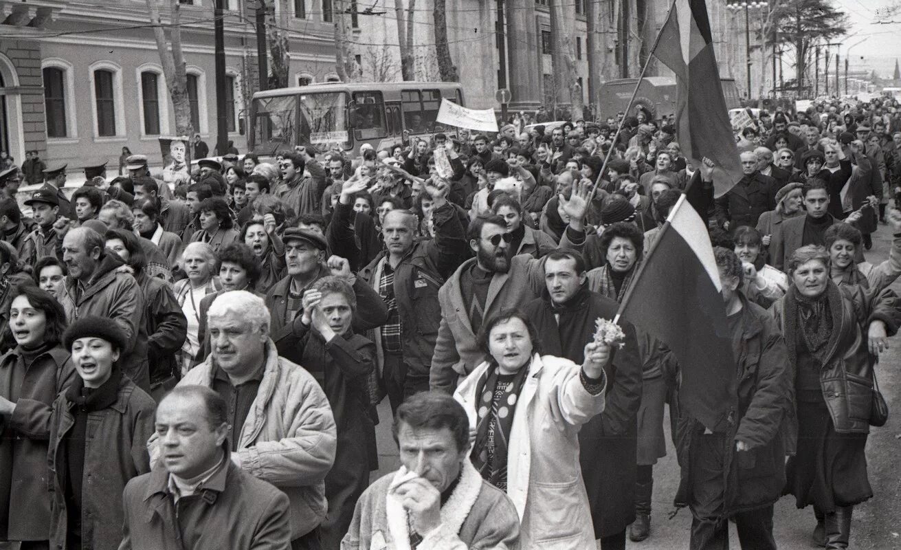 Национальное движение республика. Демонстрация в Тбилиси 1989. Тбилиси 1989 9 April.. Тбилиси 1989 разгон демонстрации. Манифестации в Грузии 1978.