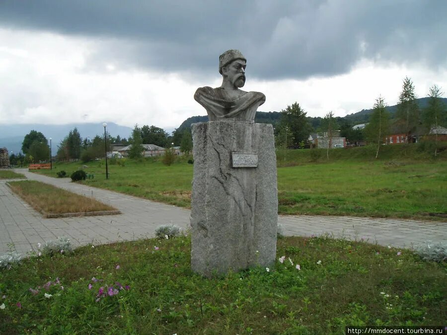 Прогноз погоды в алагире на 10. Алагир достопримечательности. Памятник Ленина в Алагире. Старый Алагир памятники. Красивые места в Алагире.