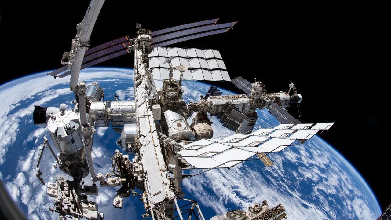 Какой корабль сейчас в космосе. Космическая станция МКС. НАСА МКС. МКС 2020. Российские космонавты на МКС.