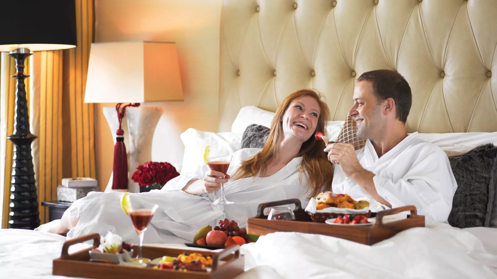 Портье ресепшионист это. Иностранные туристы в гостинице. Этикет гостеприимства. Горничная в отеле. Люди отдыхают в отеле.