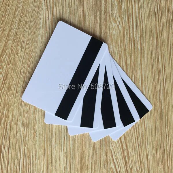 пластиковая карта с магнитной полосой. карточка с магнитной полосой. карточка с магнитной полосой. полосатое стекло. карточка с магнитной полосой.