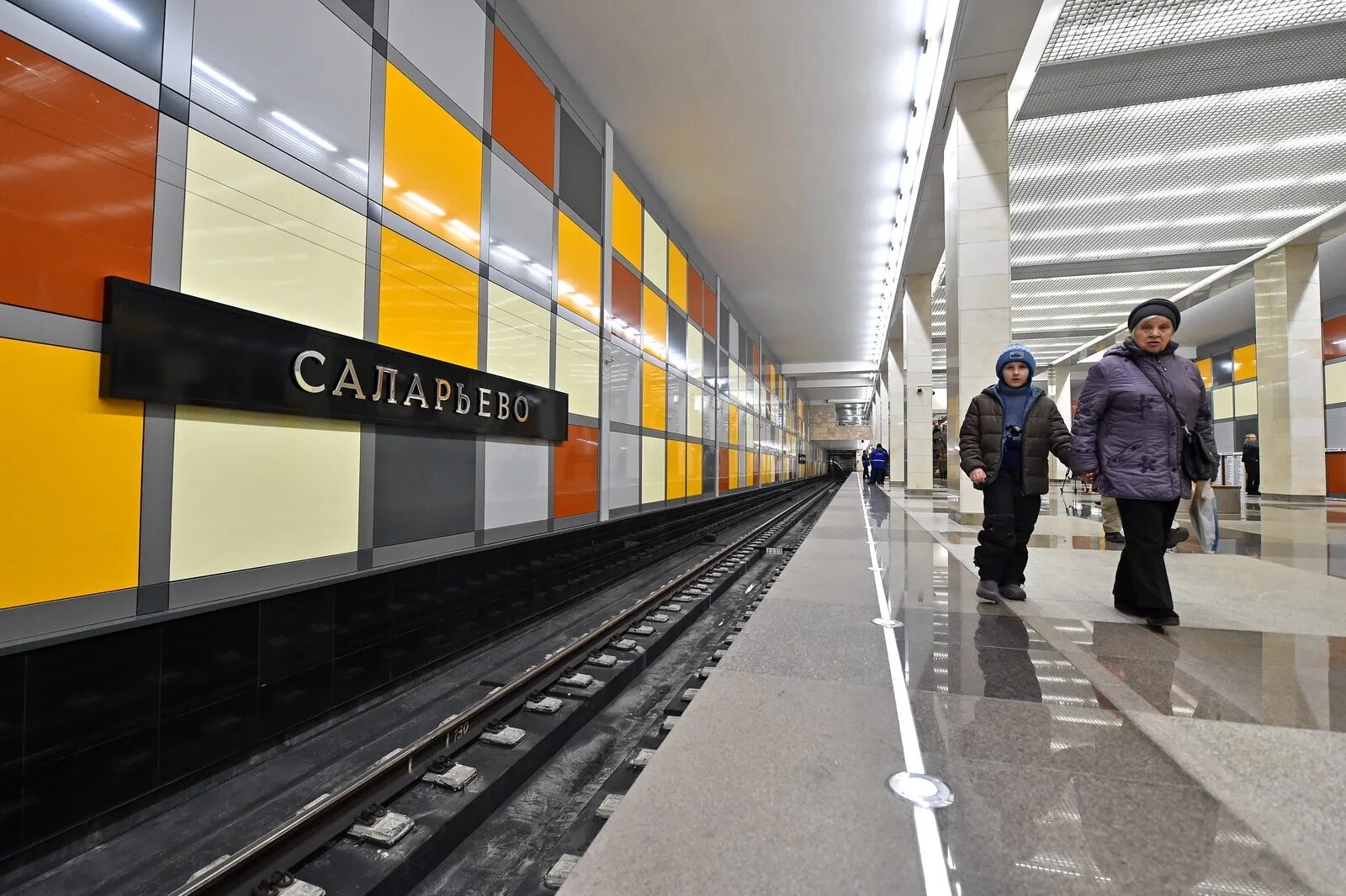 Где саларьево в москве. Станция метро Саларьево. Московский метрополитен Саларьево. Метро Саларьево внутри. Метро Саларьево снаружи.