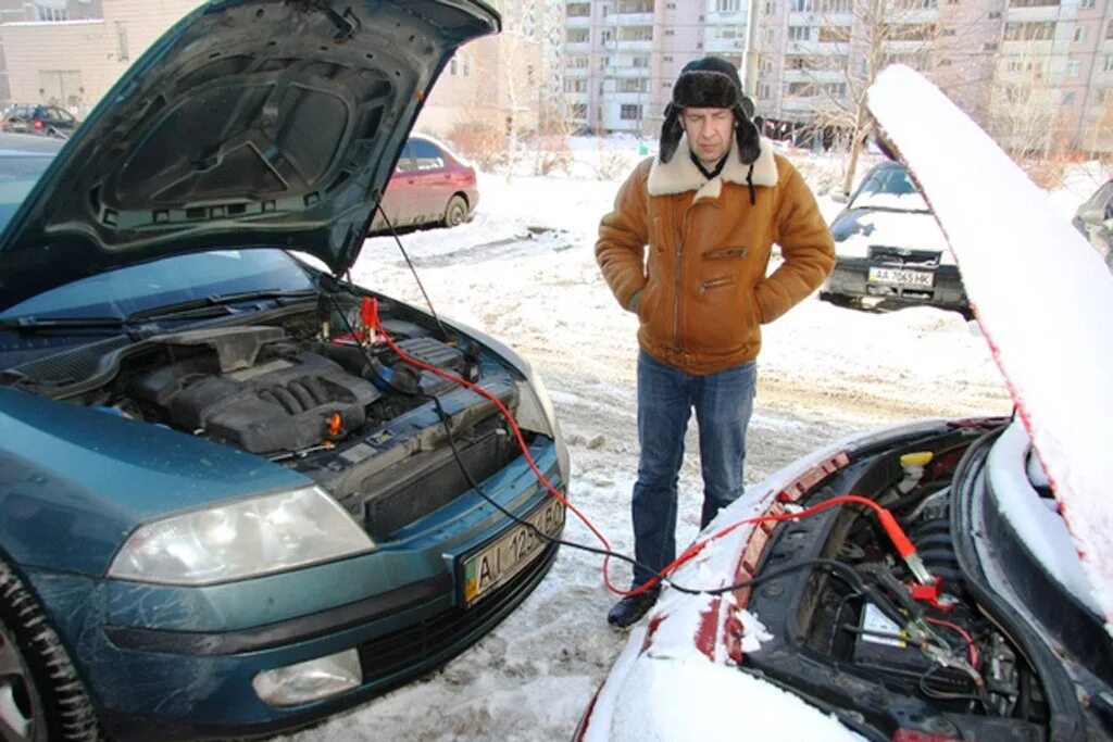 Прикурить авто. Прикуривание автомобиля зимой. Прикурить автомобиль зимой. Аккумулятор для прикуривания автомобиля.