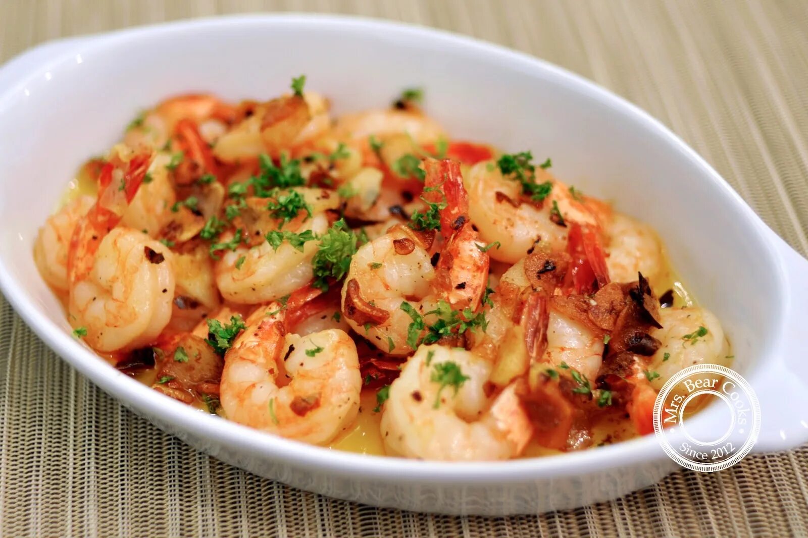 Морепродукты с чесноком. Креветки Аль ахильо. Креветки Гамбас. Shrimp - gambas al ajillo. Гамбас ахийо.