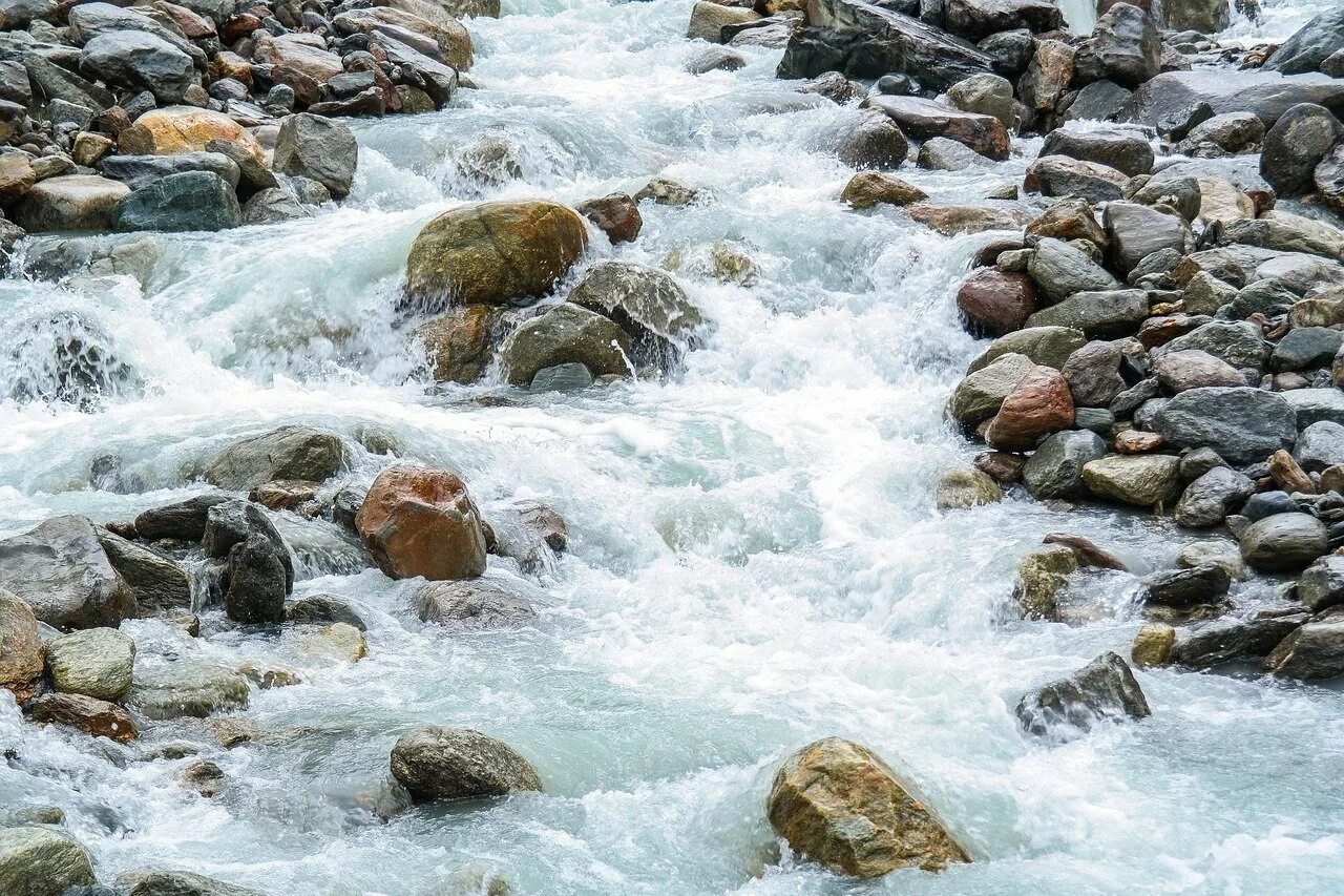 Сонник текущая вода. Горные ручьи Сочи. Горный ручей Ускут. Бурлящая река. Горный Ручеек с камнями.