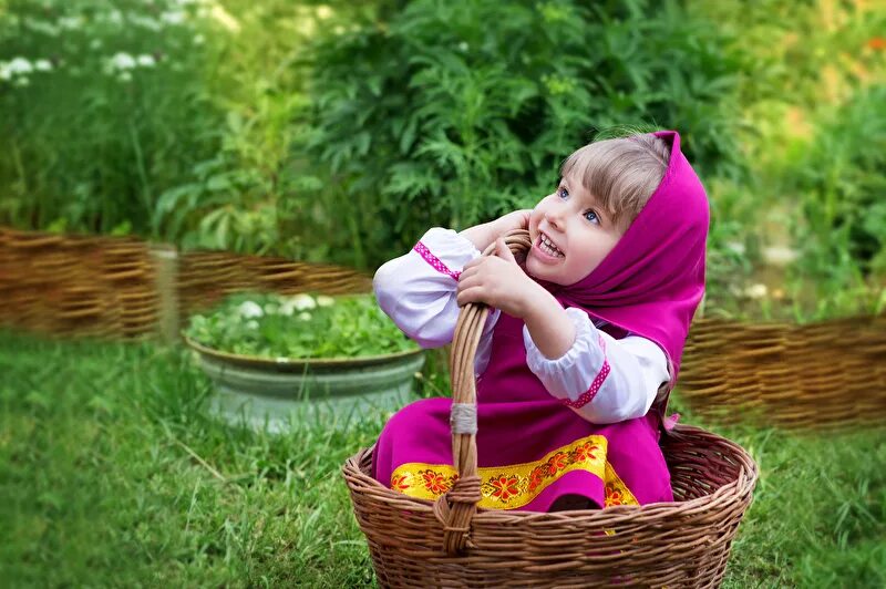 Маша в деревне. Машенька в деревне. Картинка Маша в деревне. Маша в деревне или деревня в маше. Из города в деревню маша