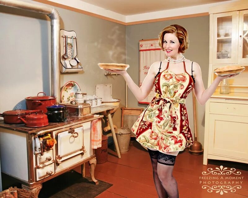 Женщина на кухне. Женщина домохозяйка. Фотосессия в стиле домохозяйки. Кухня Хозяюшка. Русское хозяйка домработницу