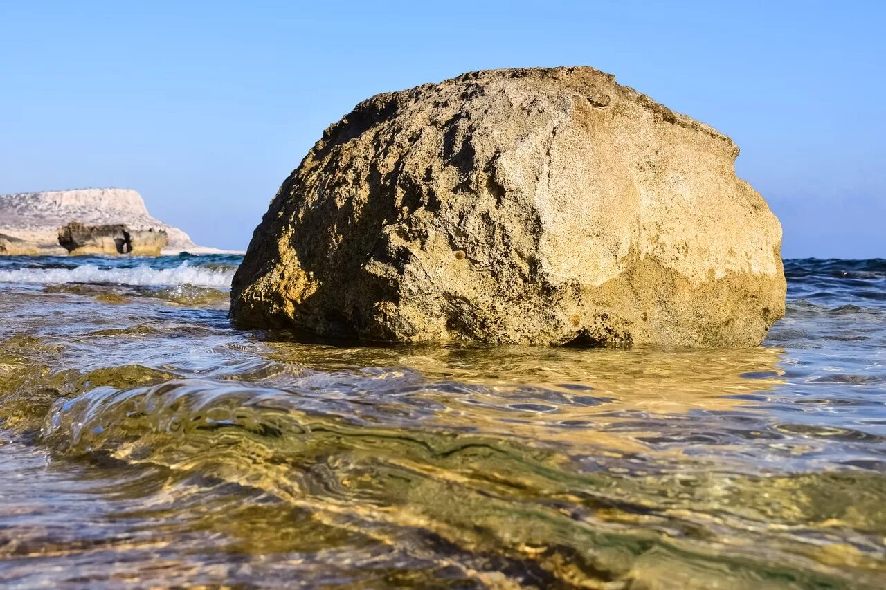Остров большой камень. Берег и большой камень. Море камни. Камни на берегу моря. Большие камни в море.