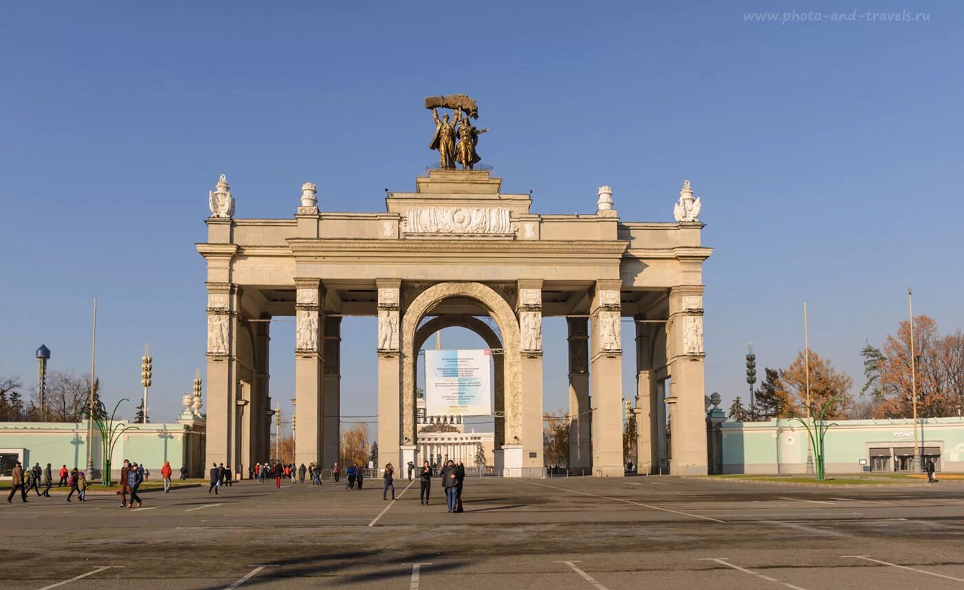 Главная арка вднх. Триумфальная арка ВДНХ. Парк ВДНХ ворота. ВДНХ входная арка. Арка главного входа ВДНХ.