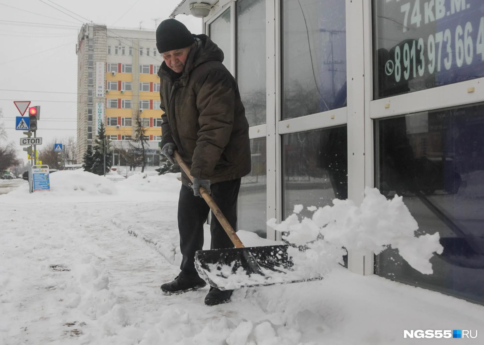 Москвичи откапывают город от снега. Уборка снега Омск. Ветродуйка против снега. Если ли в Омске снег. Купить снег омск