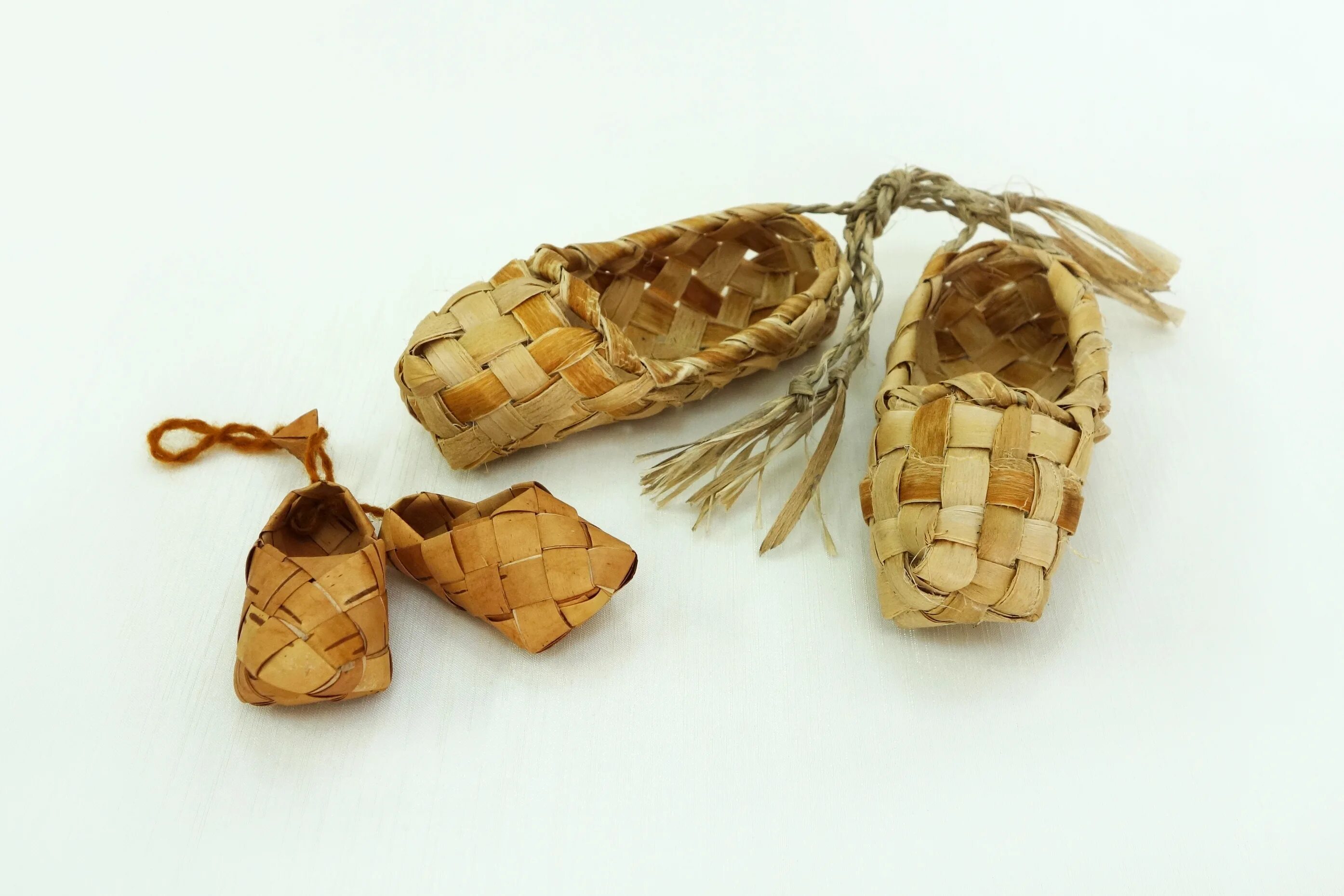 Мордовские лапти. Группа лапти. Группа лапти. Рваные лапти. Лапти туфли.