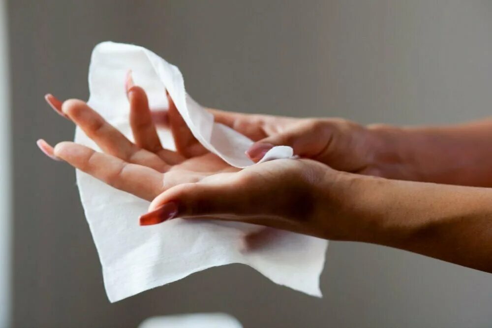 Рука протирает. Влажные салфетки wet wipes. Одноразка в руках. Вытирает руки салфеткой. Пакет для согревания рук.
