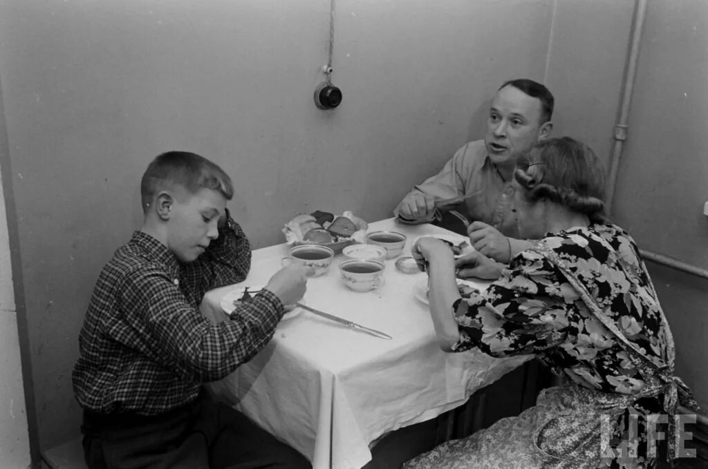 История жизни обычной семьи 39. Семья 60-е годы СССР. Быт советских людей. Советские люди 1950. Семейные советские снимки.