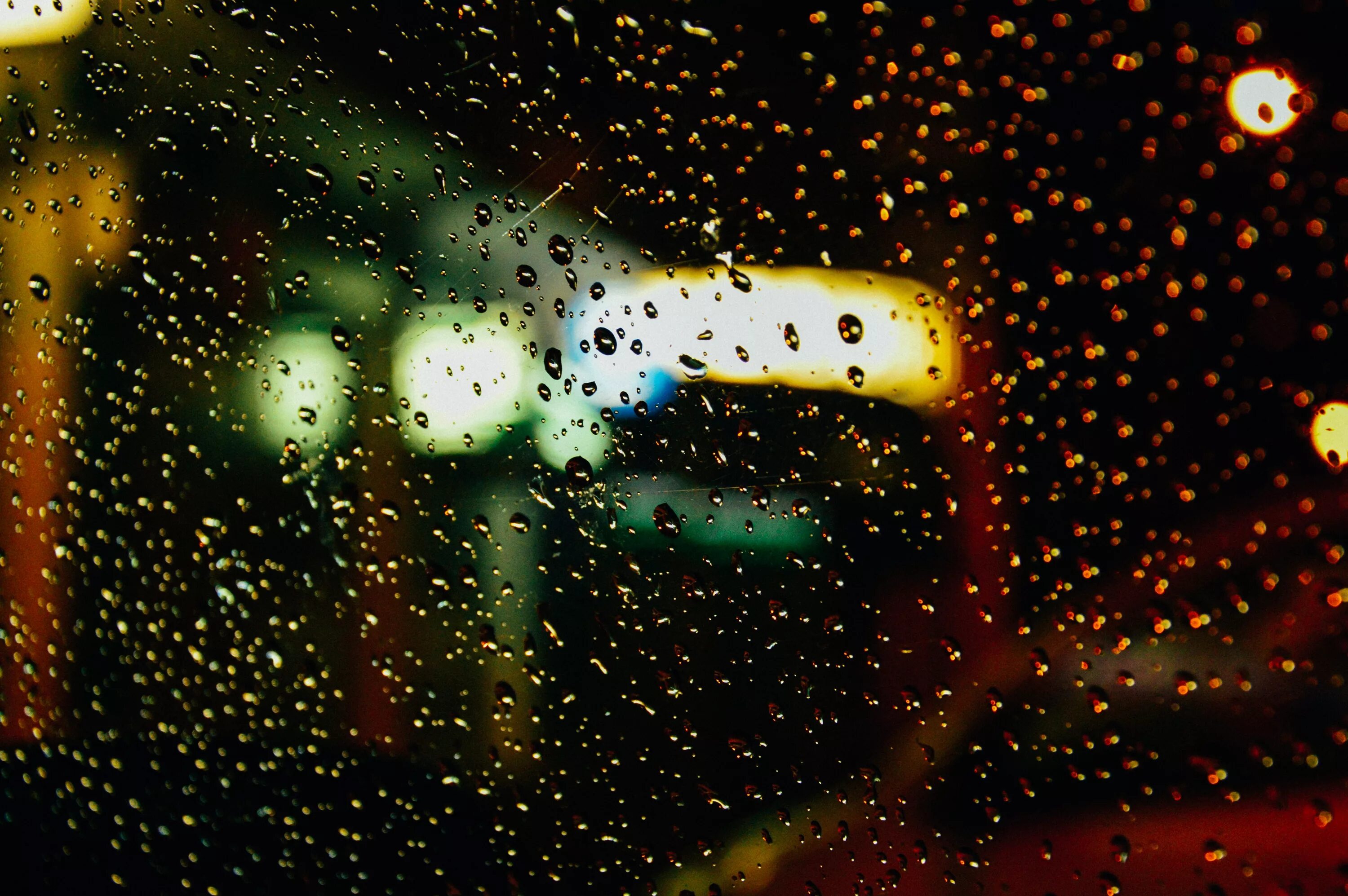 Капли на стекле. Дождь на стекле машины. Лобовое стекло в каплях дождя. Капли на стекле автомобиля.