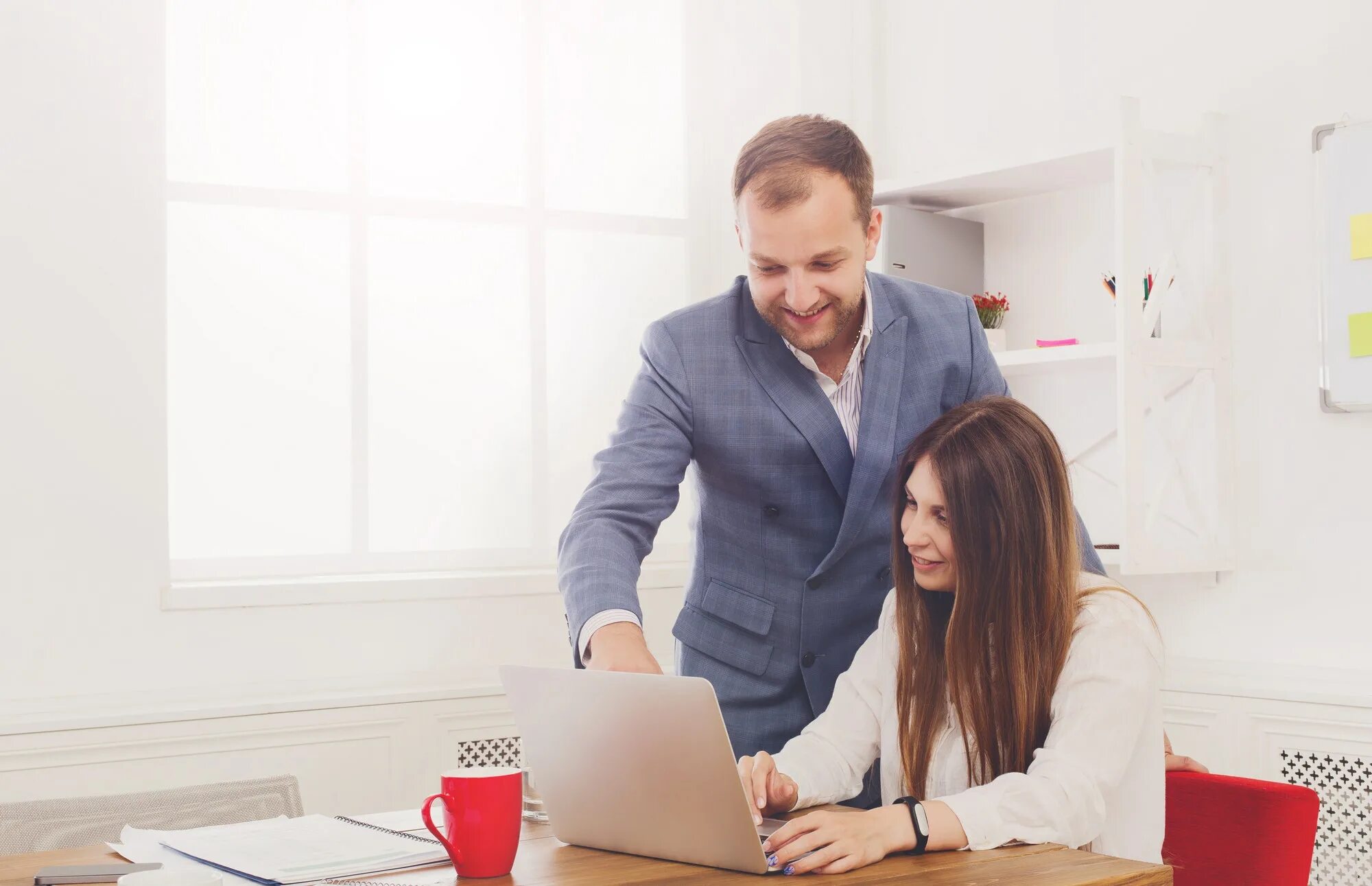 Офис менеджер. Деловая женщина. Помощница бизнесмена. Красивая деловая женщина. Помощница бизнесмена.