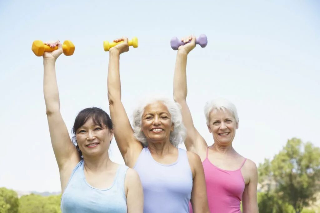 Организм после 70 лет. Фитнес для пожилых. Фитнес для женщин старшего возраста. Пожилые люди занимаются спортом. Пенсионеры занимаются спортом.
