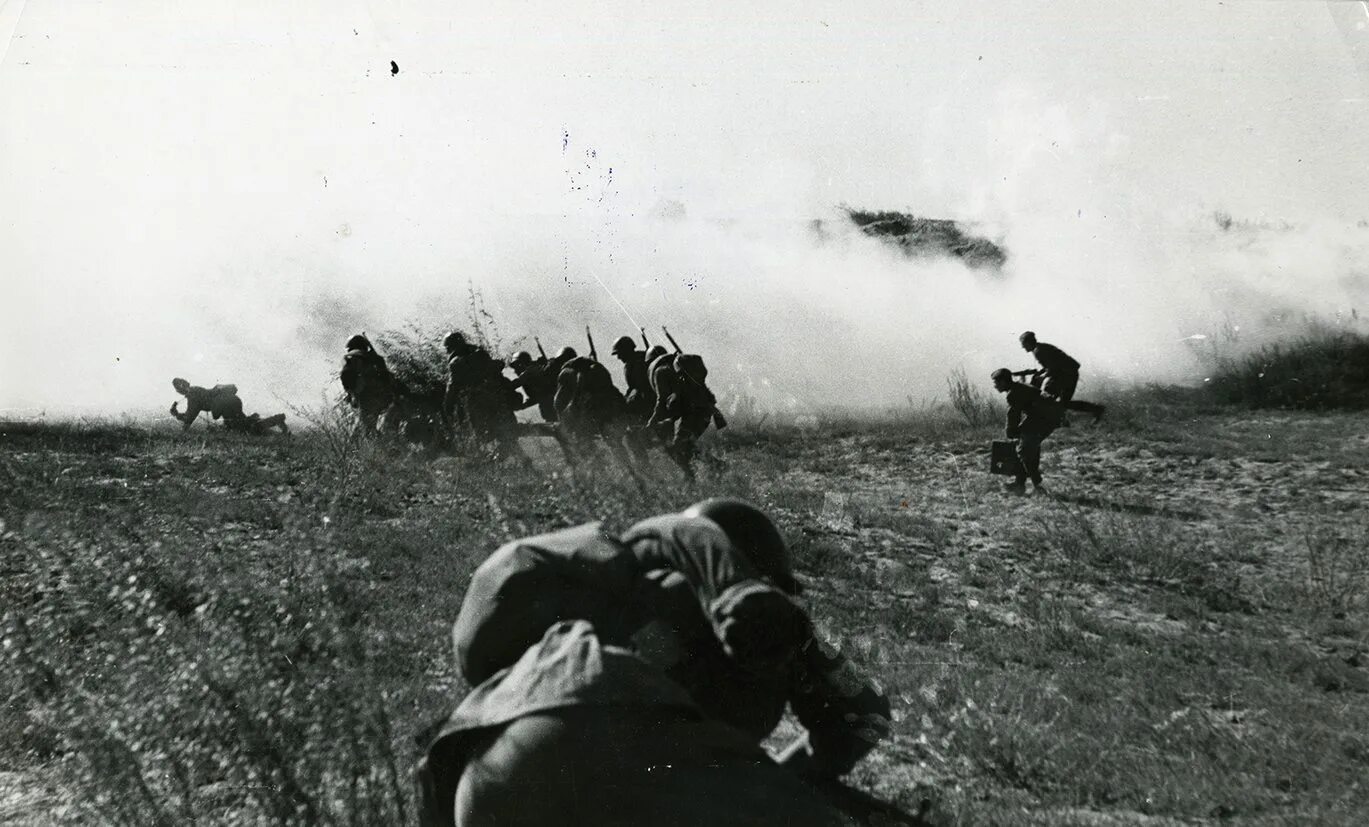 Нападение на поле. Сумско-Прилукская операция. Сталинградская битва 1942. Поле боя Сталинградская битва. Донбасская наступательная операция 1943.