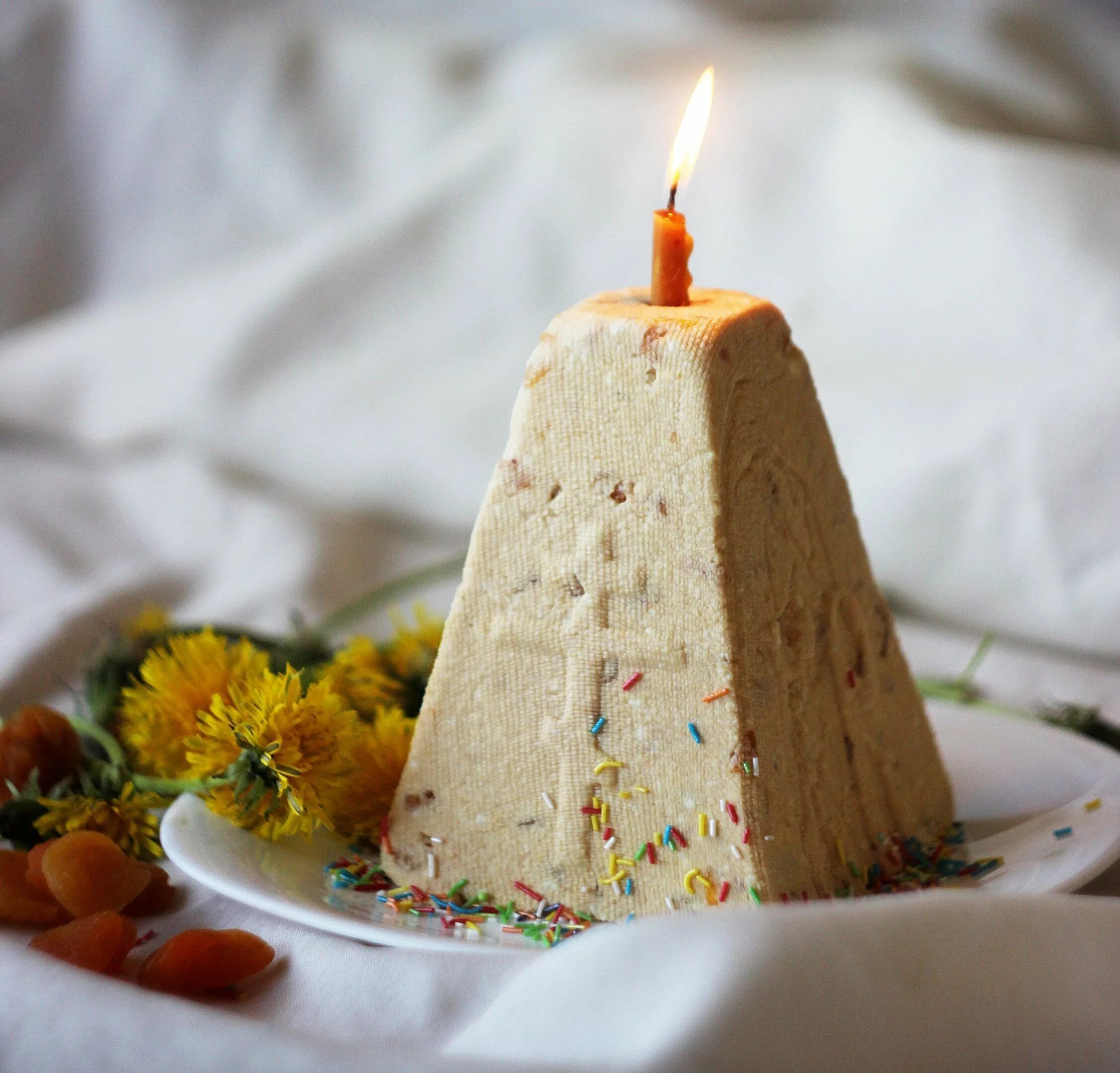 Рецепт пасхи творожной со сгущенкой. Карамельная творожная Пасха. Творожная Пасха со сгущенкой. Пасха из творога. Сырная Пасха.