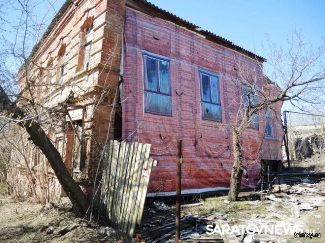 Готовится к приезду. Дом обтянутый баннером. Старый дом,закрытый баннером. Баннер для ветхого здания. Старый дом закрыт баннером.