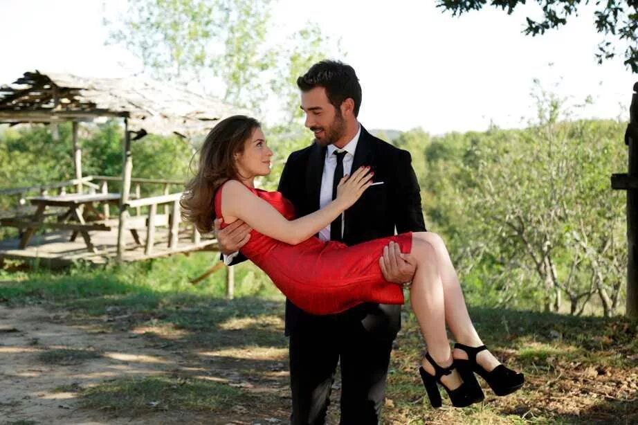 Серен шириндже. Что ни сделает влюбленная. Что ни сделает влюбленная. Озан и назлы. Что ни сделает влюбленная.