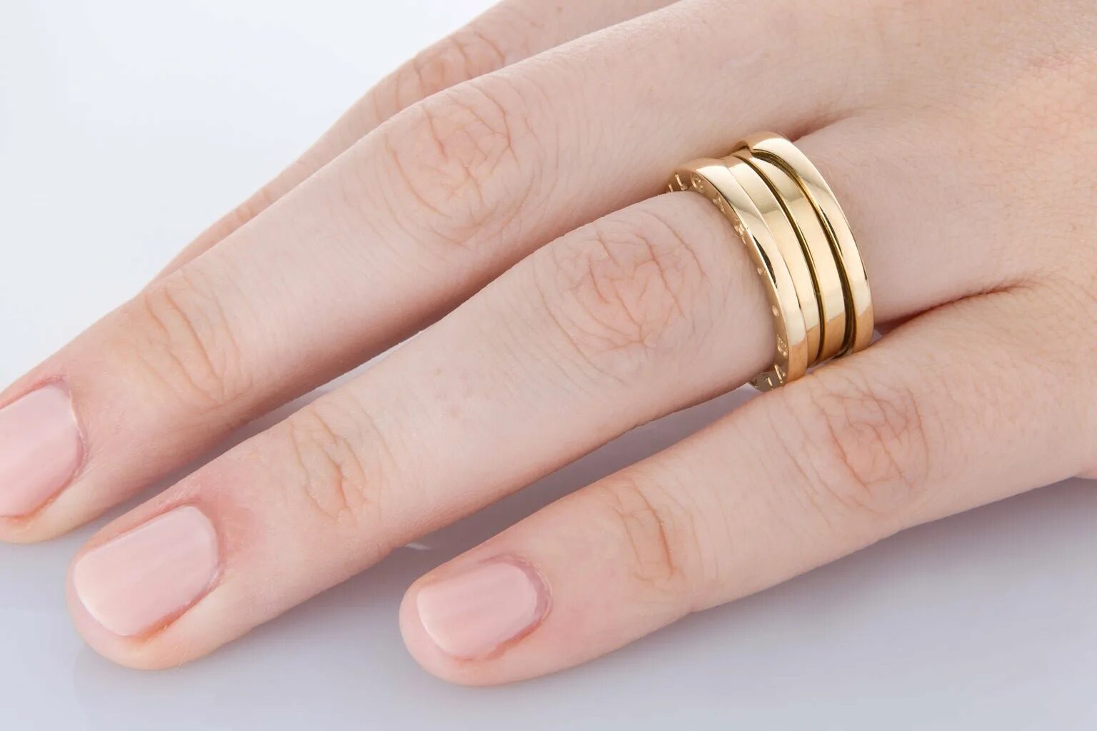 Золотое кольцо булгари три золота. Булгари кольца Zero 1 на пальце. Обручальные широкие кольца булгари. Кольцо Bvlgari b.zero1 на пальце. Толстое золотое кольцо
