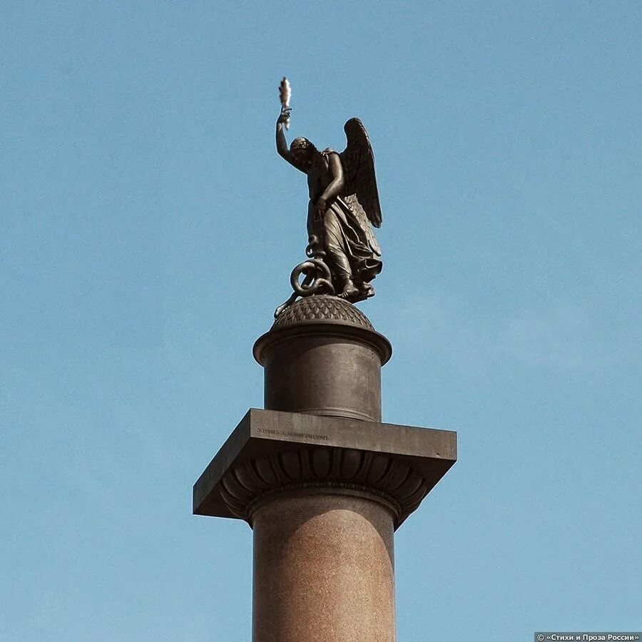 Скульптура колонна. Скульптура колонна. Скульптура колонна с зубами. Статуя колонна. Памятник адмиралу нельсону в лондоне.