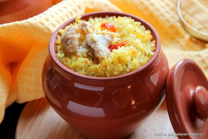 плошка риса с курицей. рис в горшочках в духовке с курицей. рис с картошкой. рис с овощами в горшочке. рис в горшочках в духовке.