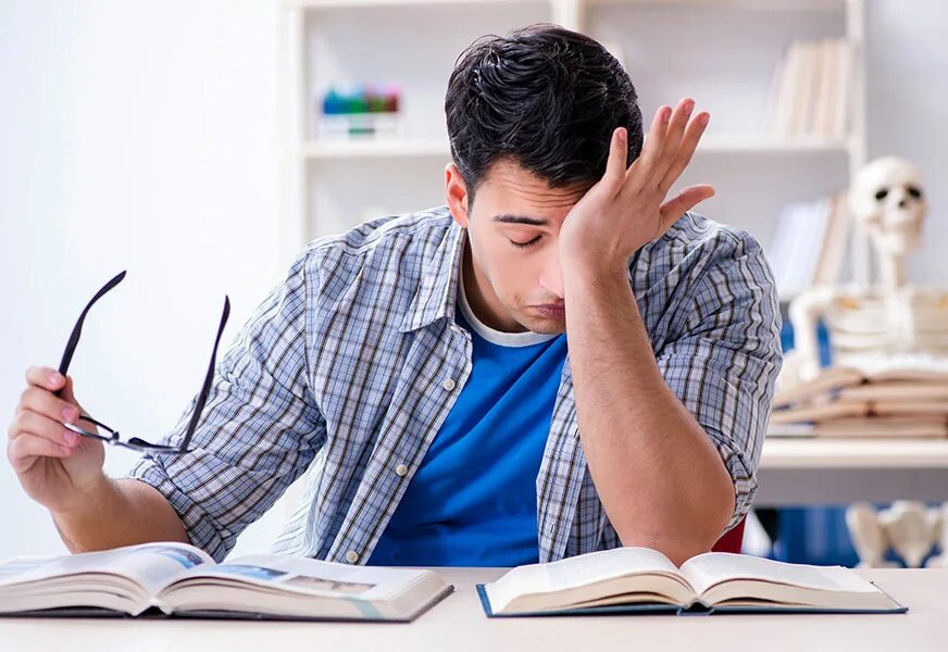 Больной студент. Стресс на учебе. Прихватило спину. Боли целевой аудитории. Трудности в учебе.